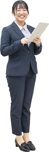 女性社員の立ち姿